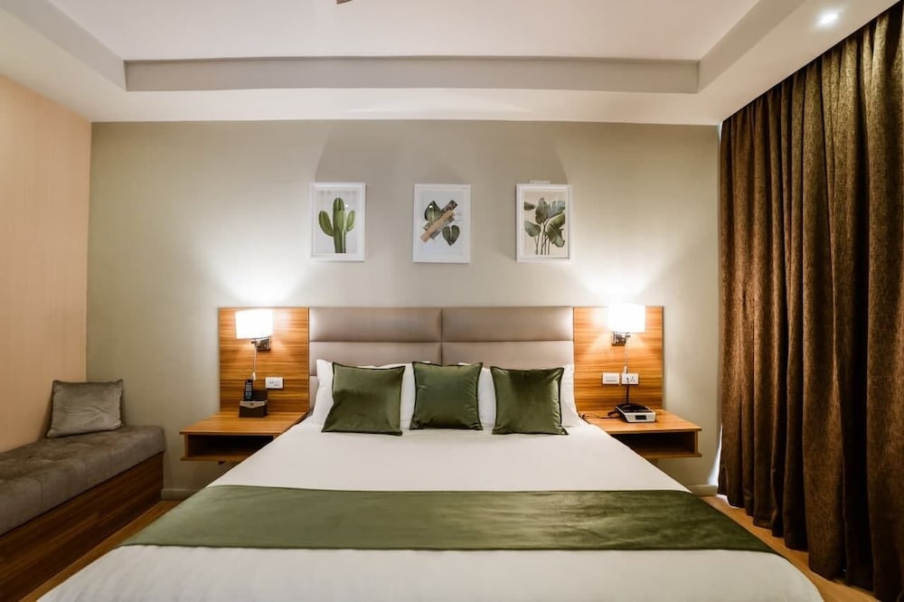 Monarch Hotel 10/45