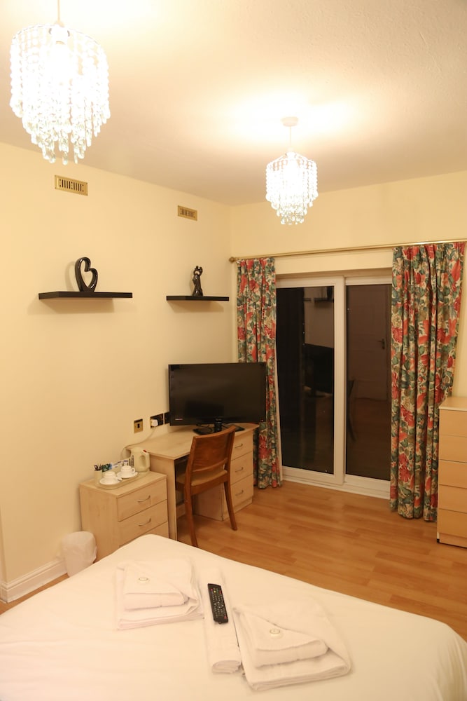 Croft Hotel 53/60