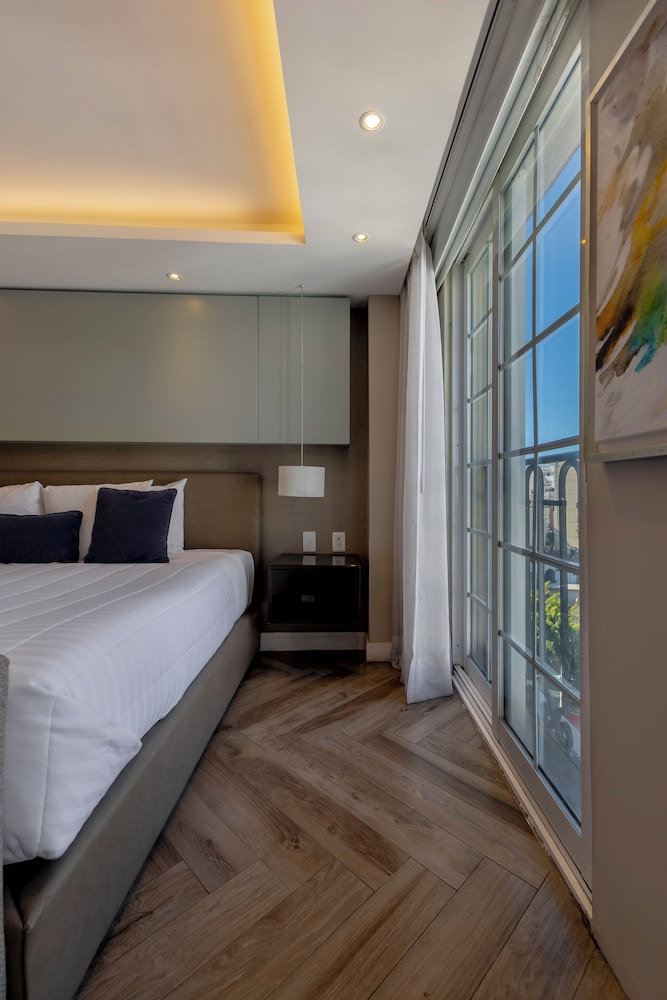 DELUXE, KING BED, SOFA