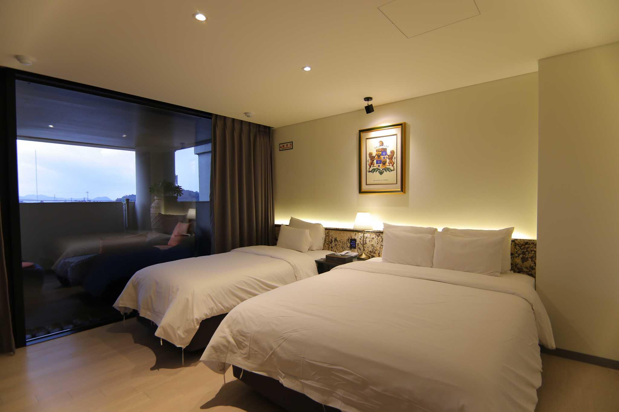 Royal, 1 Double and 1 Single Bed, Terrace, 25 Pyeong