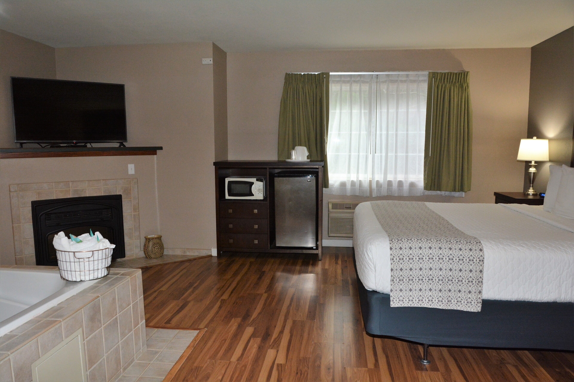 Suite, King Bed, Jetted Tub
