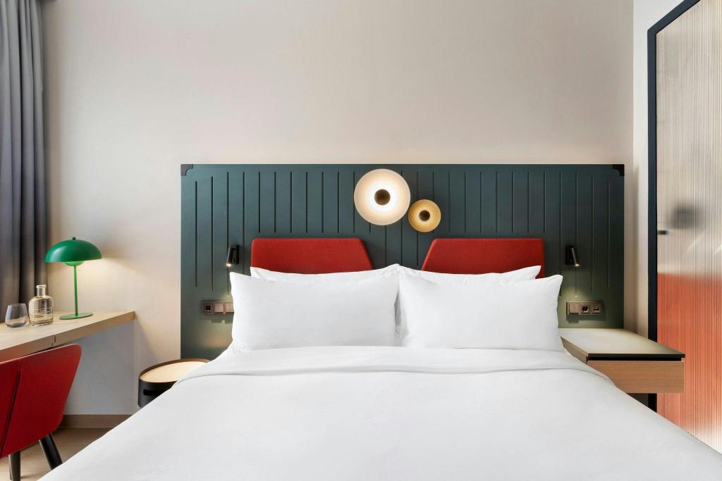 Courtyard, Guest Room, Deluxe, King Bed, Courtyard View, The Passenger, a Tribute Portfolio Hotel 3/4