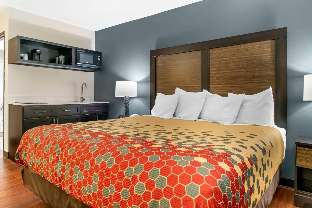 Upgrade, Efficiency, King Bed