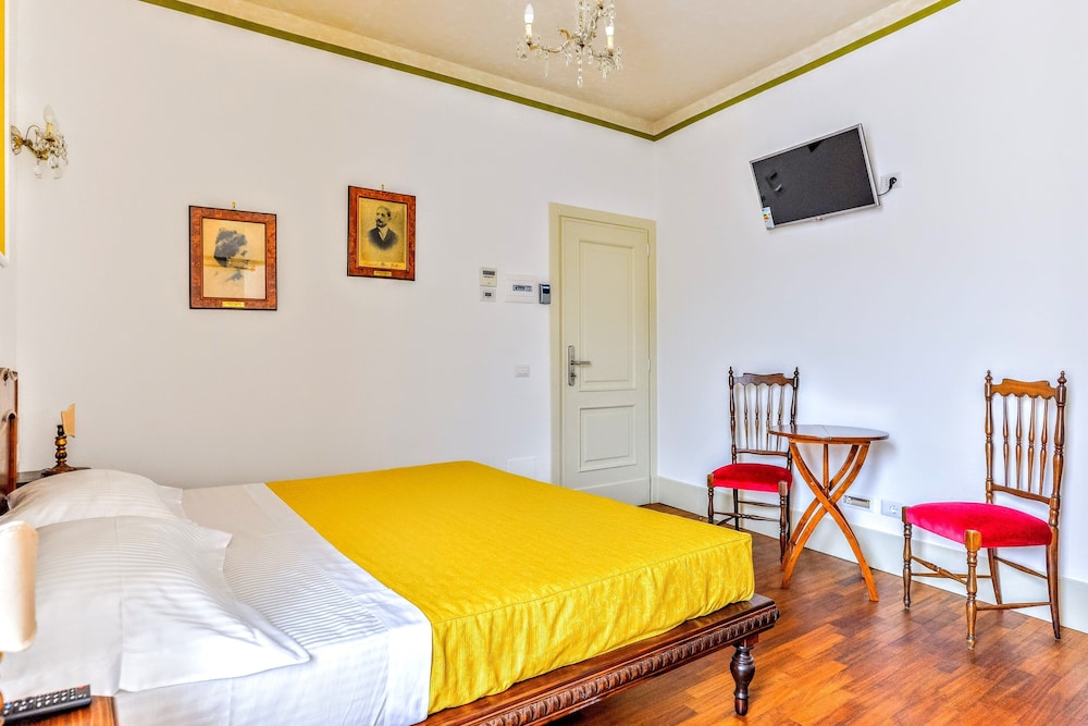 ROOM, DOUBLE BED