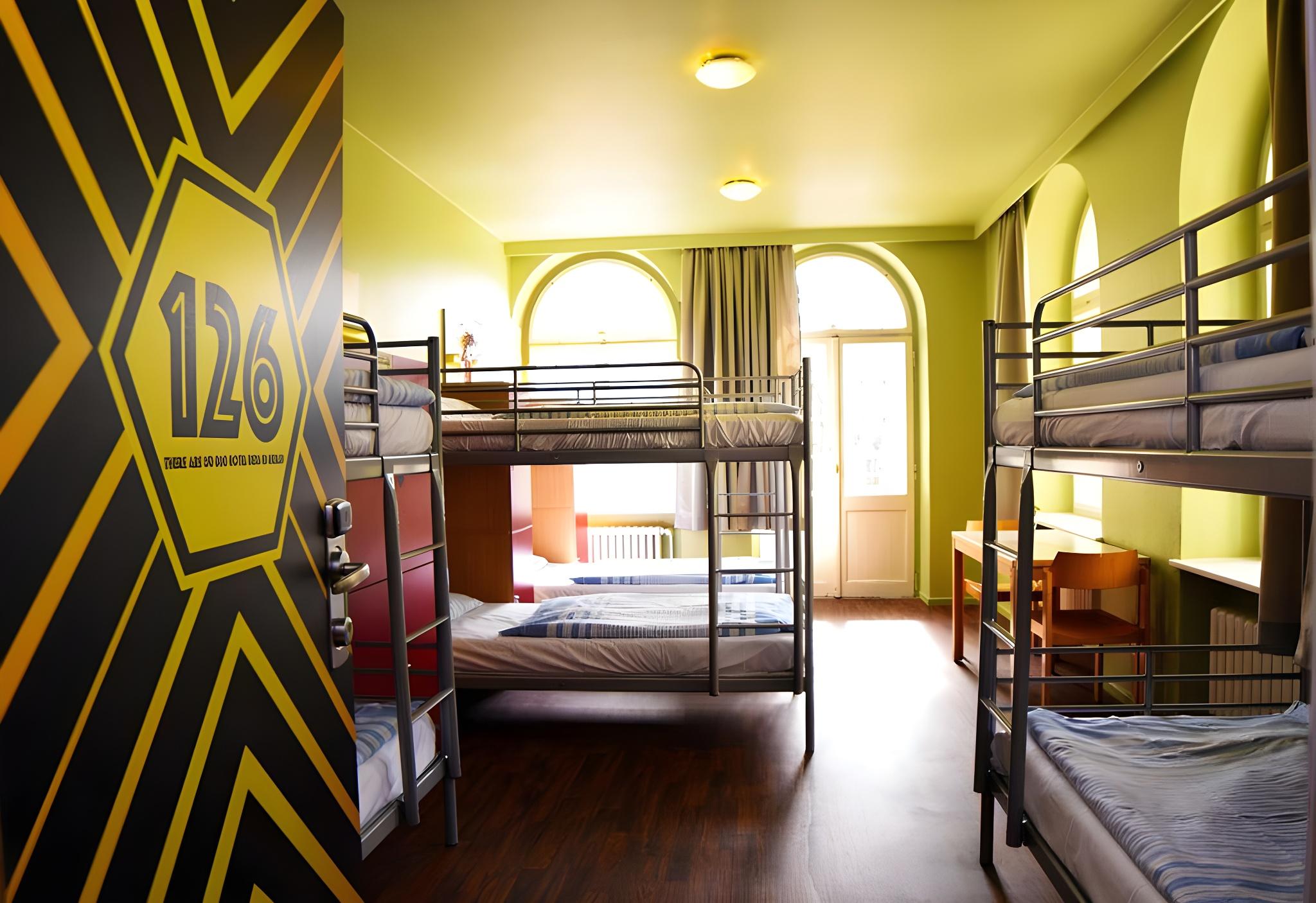MIXED DORM, 12 BEDS, SHARED BATHROOM