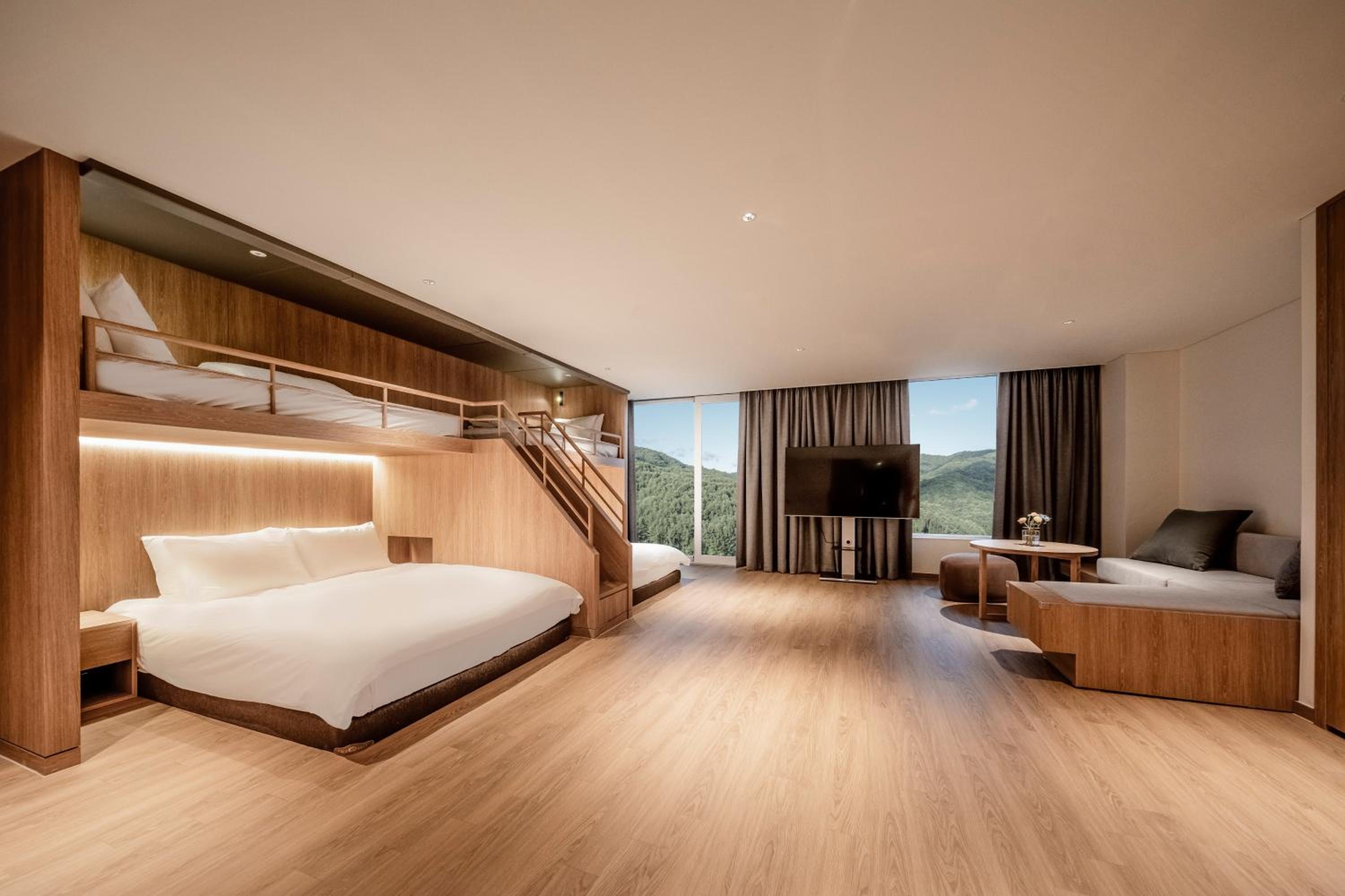 Bunker, Sky, Suite