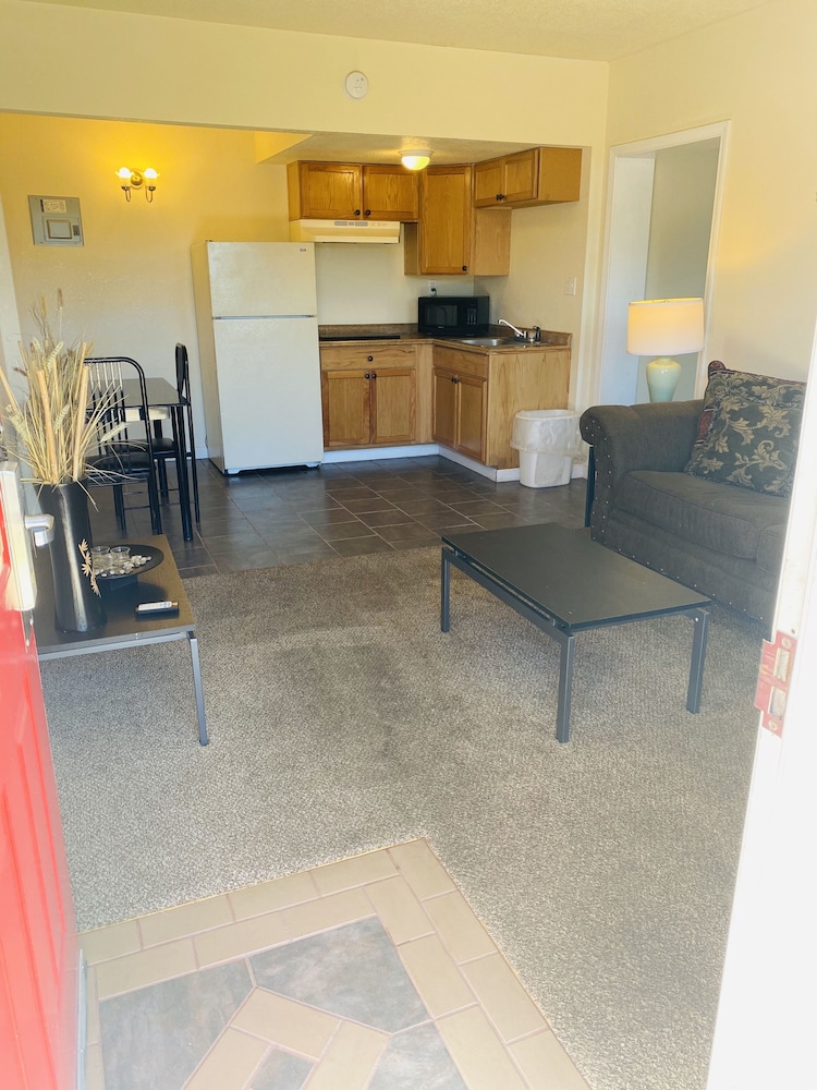 Travelers Place Inn & Suites 4/73