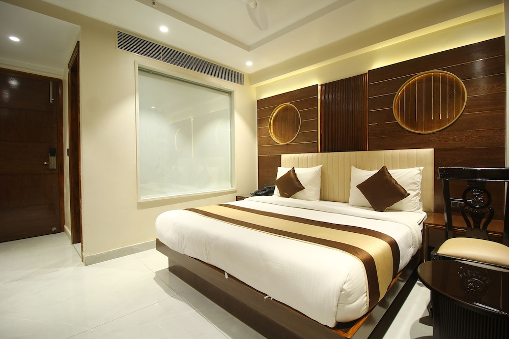 HOTEL GRAND PLAZA. 24/50