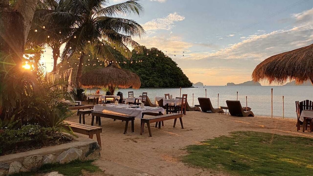 Las Cabanas Beach Resort 59/65