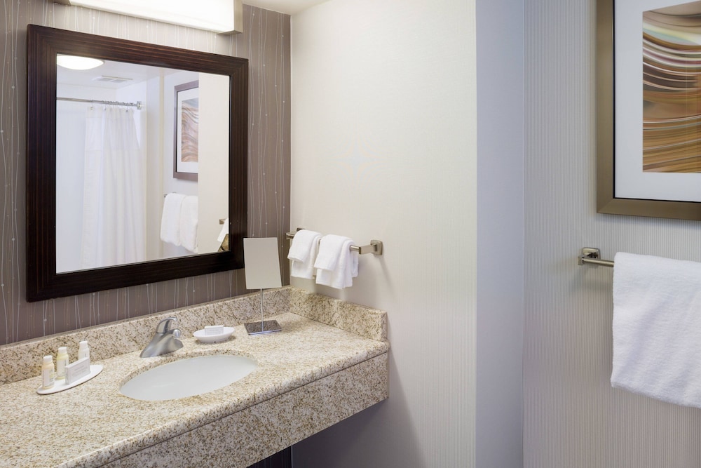 Downtown Providence Courtyard By Marriott 8/64