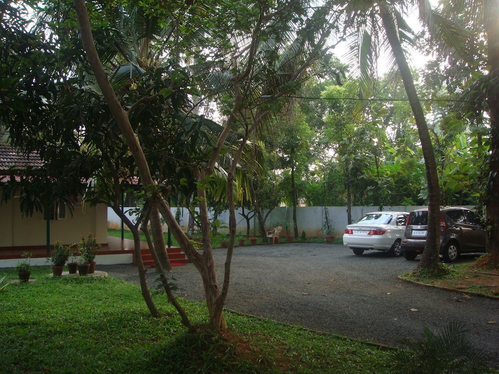 PALM GROVE SERVICE VILLA 33/48