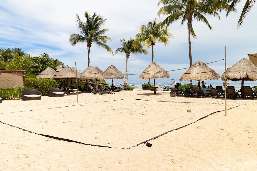 The Elements Oceanfront & Beachside Condo Hotel 46/50