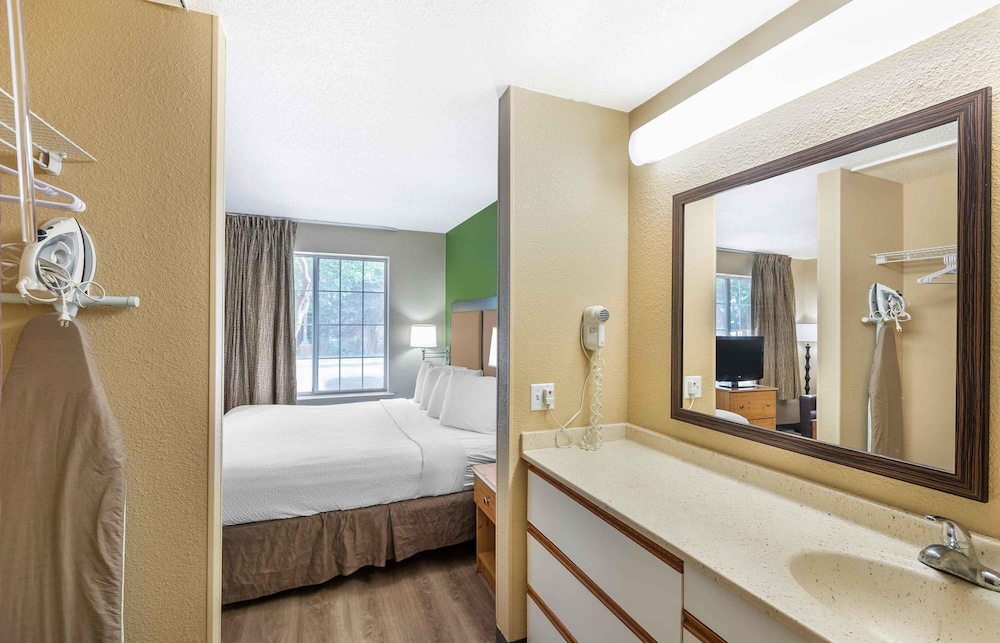 Studio 6 Extended Stay Milwaukee Brookfield WI 69/70