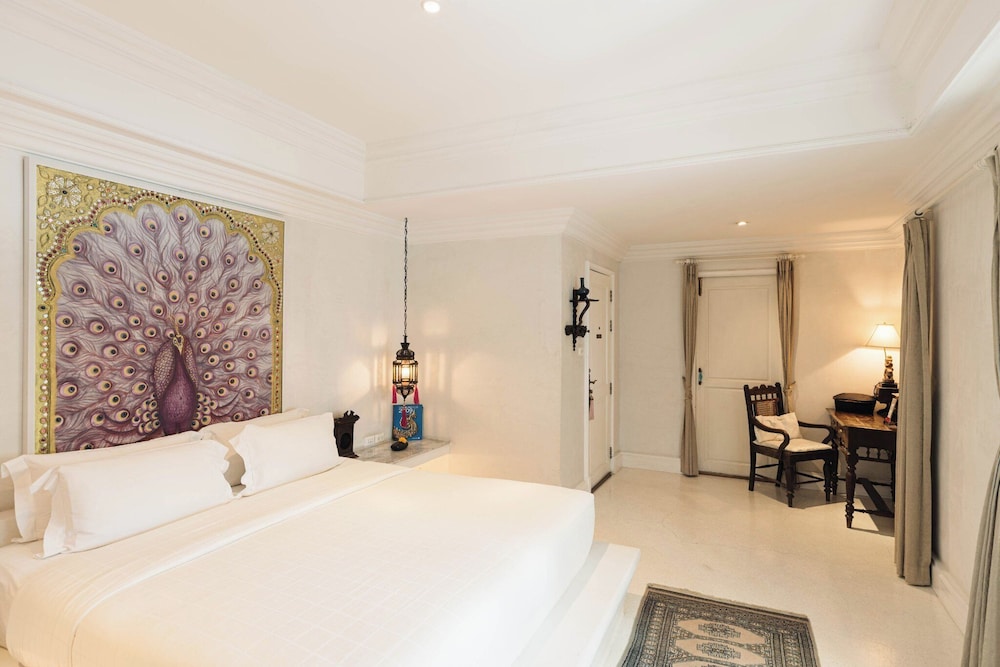 DELUXE, DOUBLE OR TWIN BED