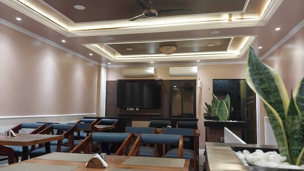 Hotel Prabhat 39/50