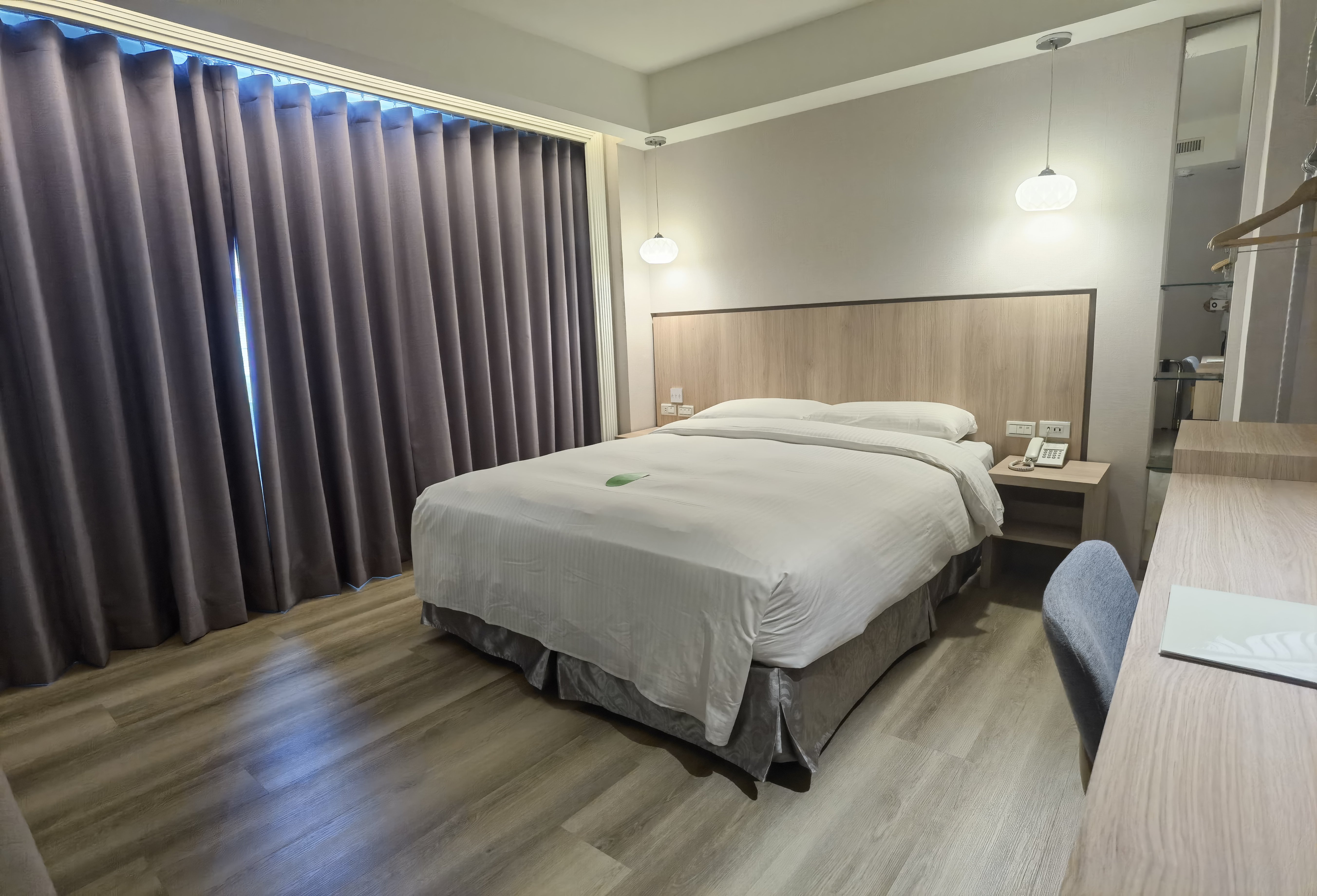 Room, Double Bed, Bathtub, Corner
