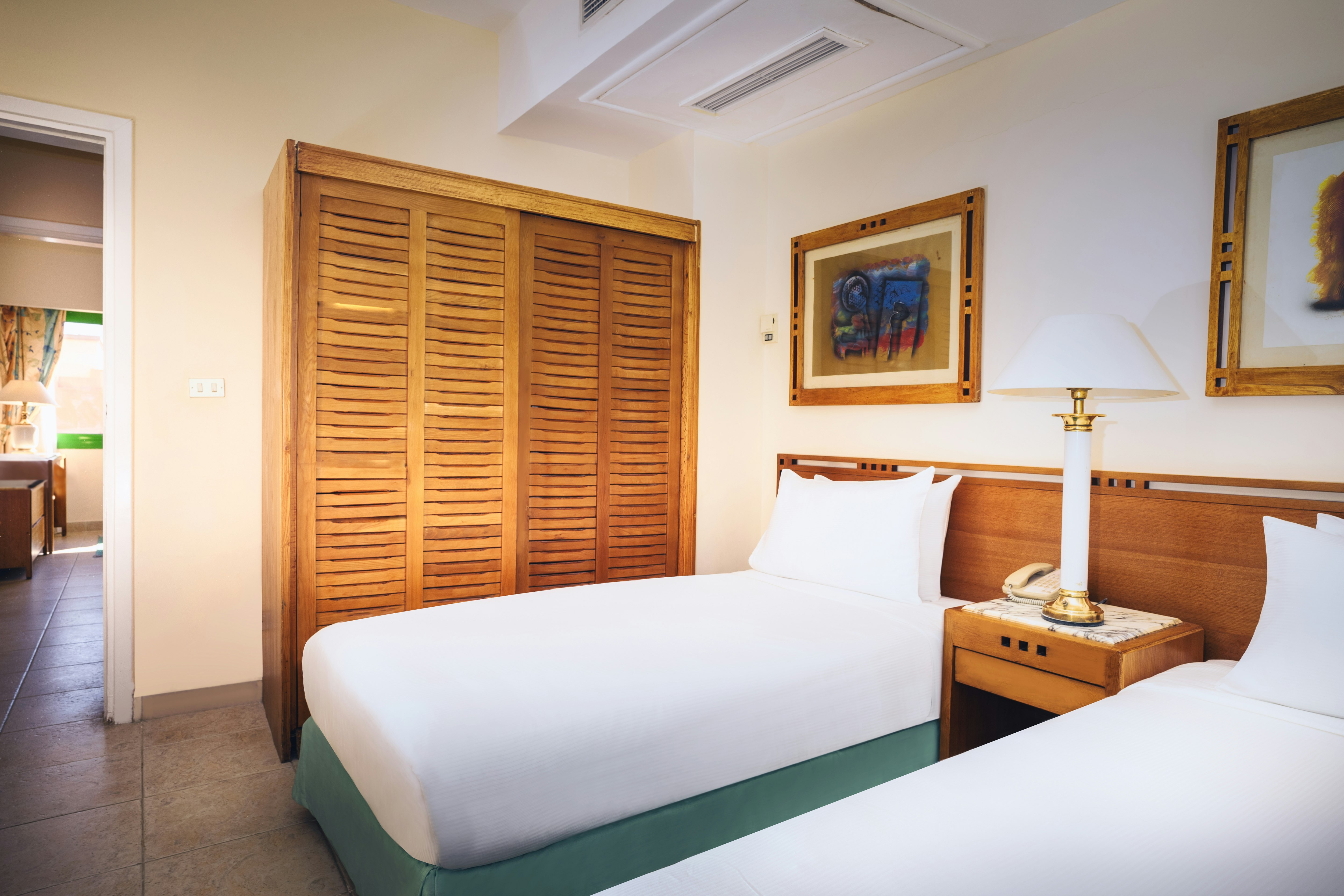 Family Suite, Line