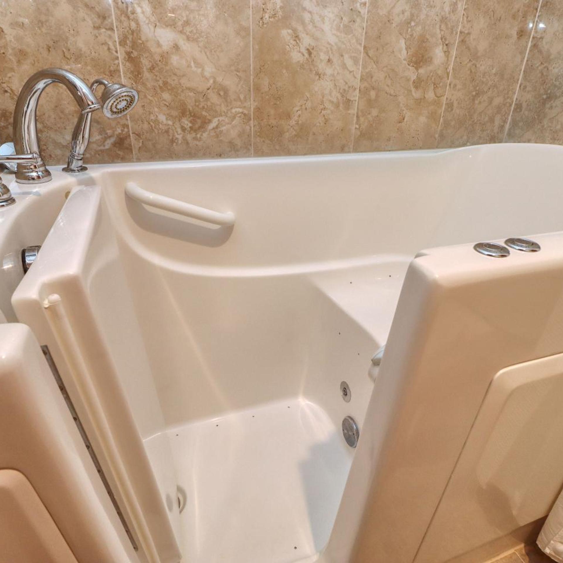 جناح ديلوكس بجاكوزي، Chase Suite Hotel Lincoln 3/7