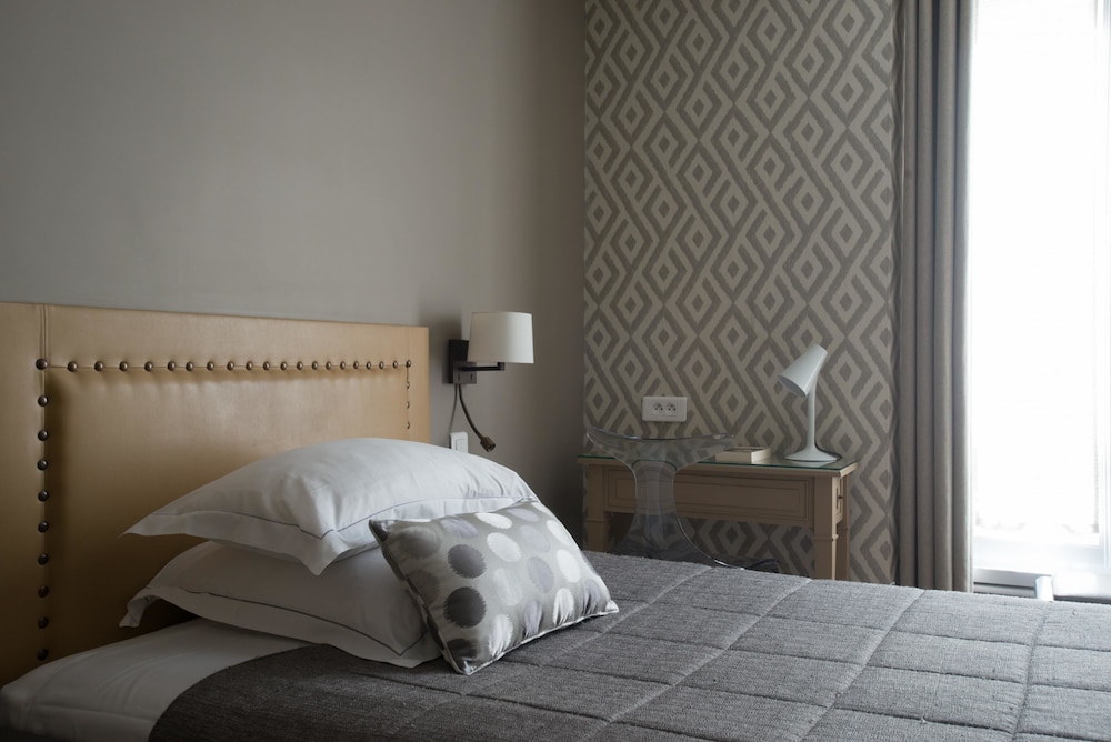 ROOM, SINGLE