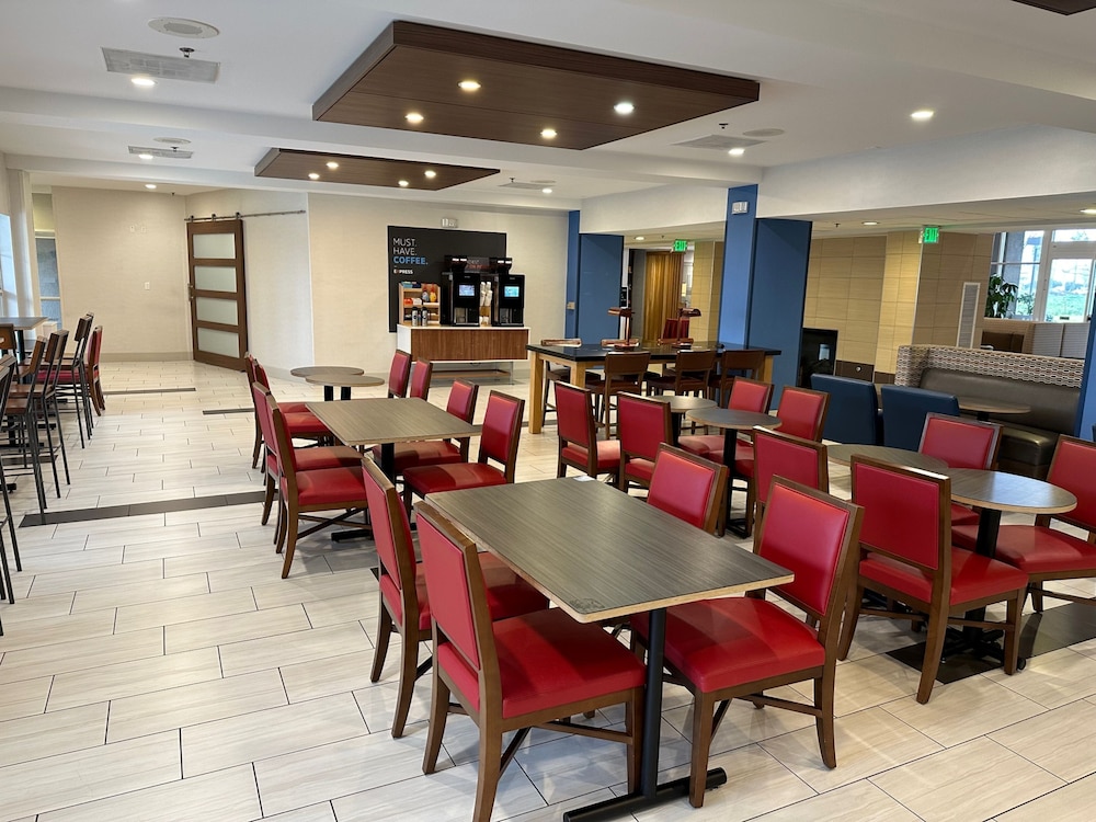 Holiday Inn Express Hotel & Suites Tracy 48/77