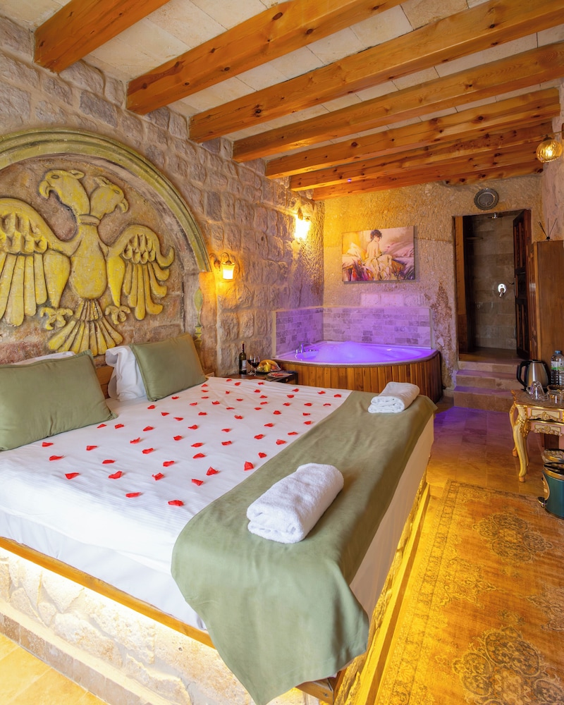 Bayar Cave Suite 28/60