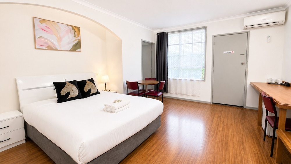 غرفة قياسية رباعية بسرير كوين وسريرين فرديين