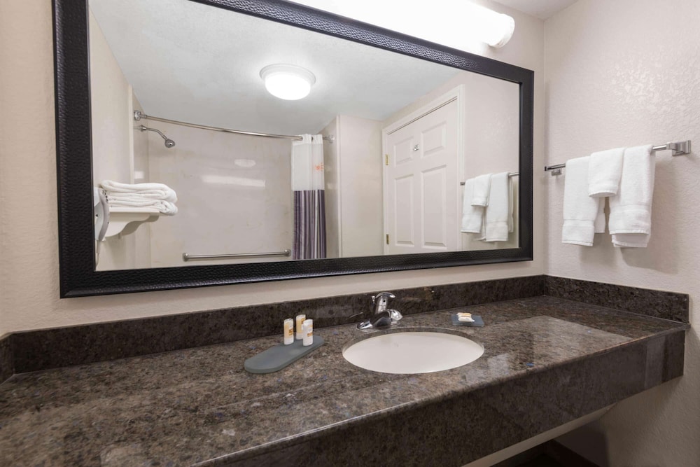 La Quinta Inn & Suites by Wyndham San Antonio Riverwalk 17/53