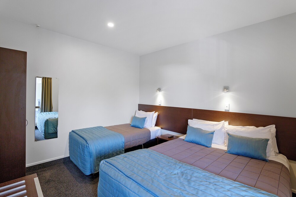 1 BEDROOM, SUITE