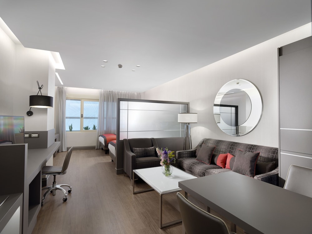 Holiday Suites 21/34