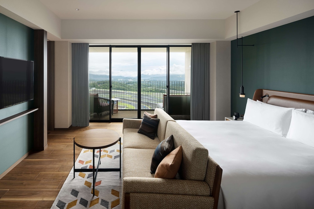 Grand Prix, Suite, King Bed