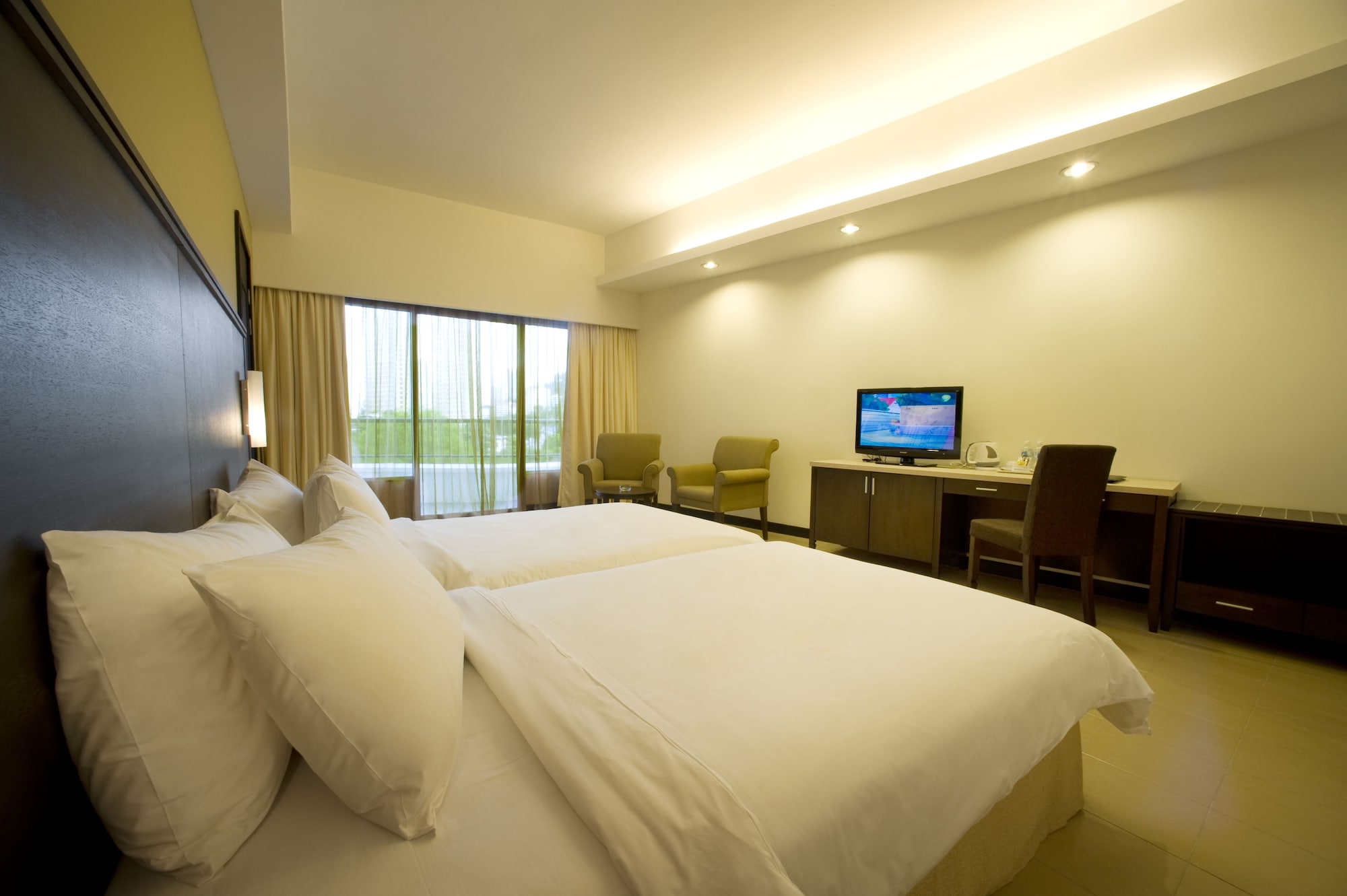 3-BEDROOM SUITE.