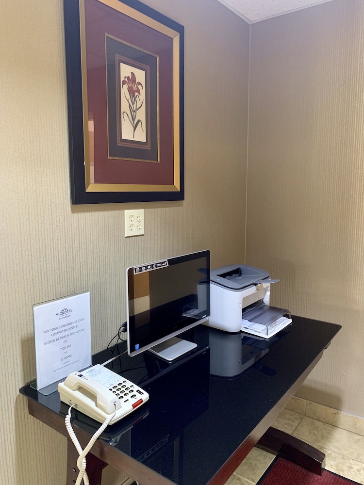 Microtel Inn & Suites By Wyndham Charleston Wv 32/37