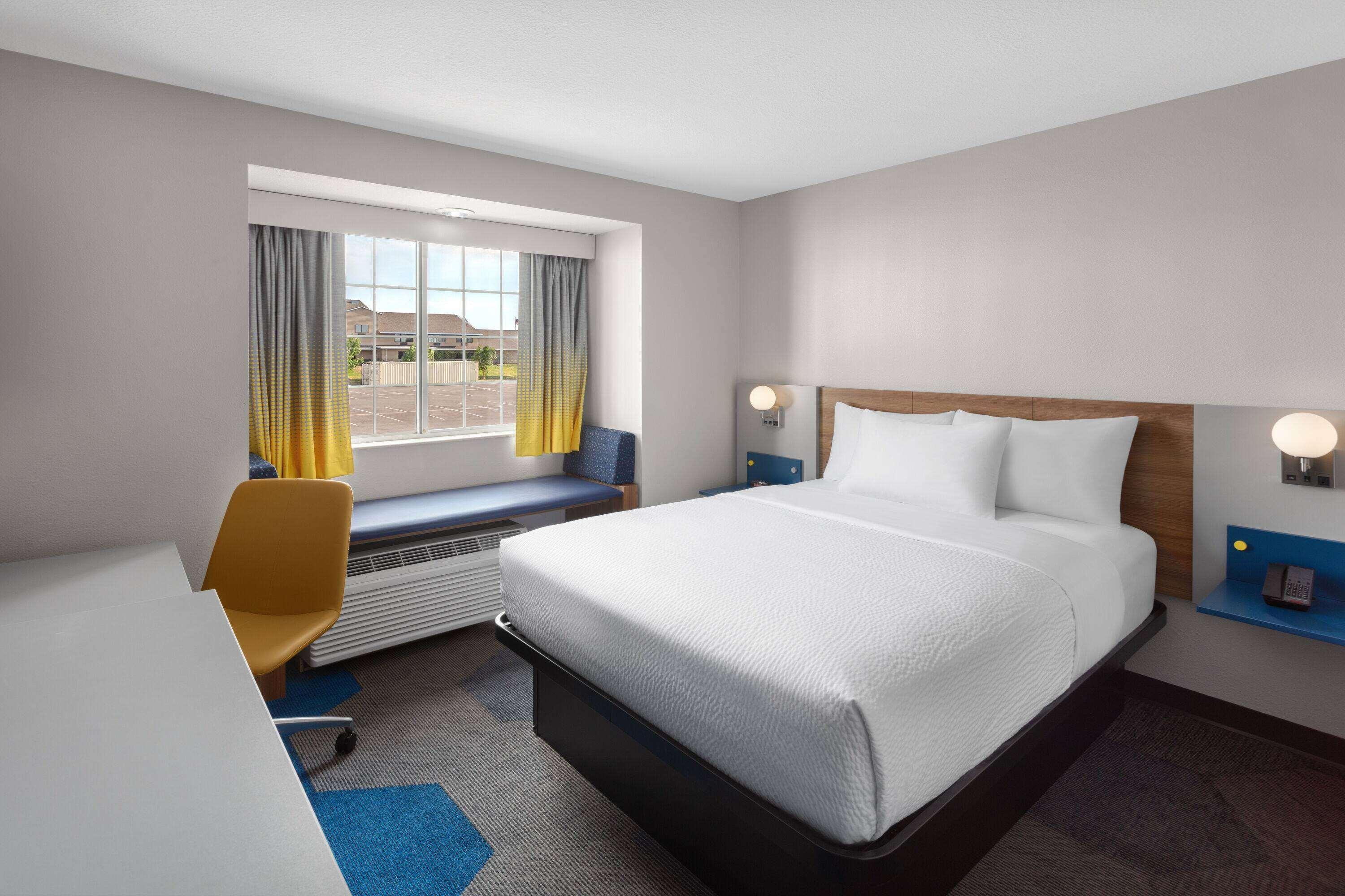 غرفة بسرير كوين، Microtel Inn Suites by Wyndham Rapid City 2/3