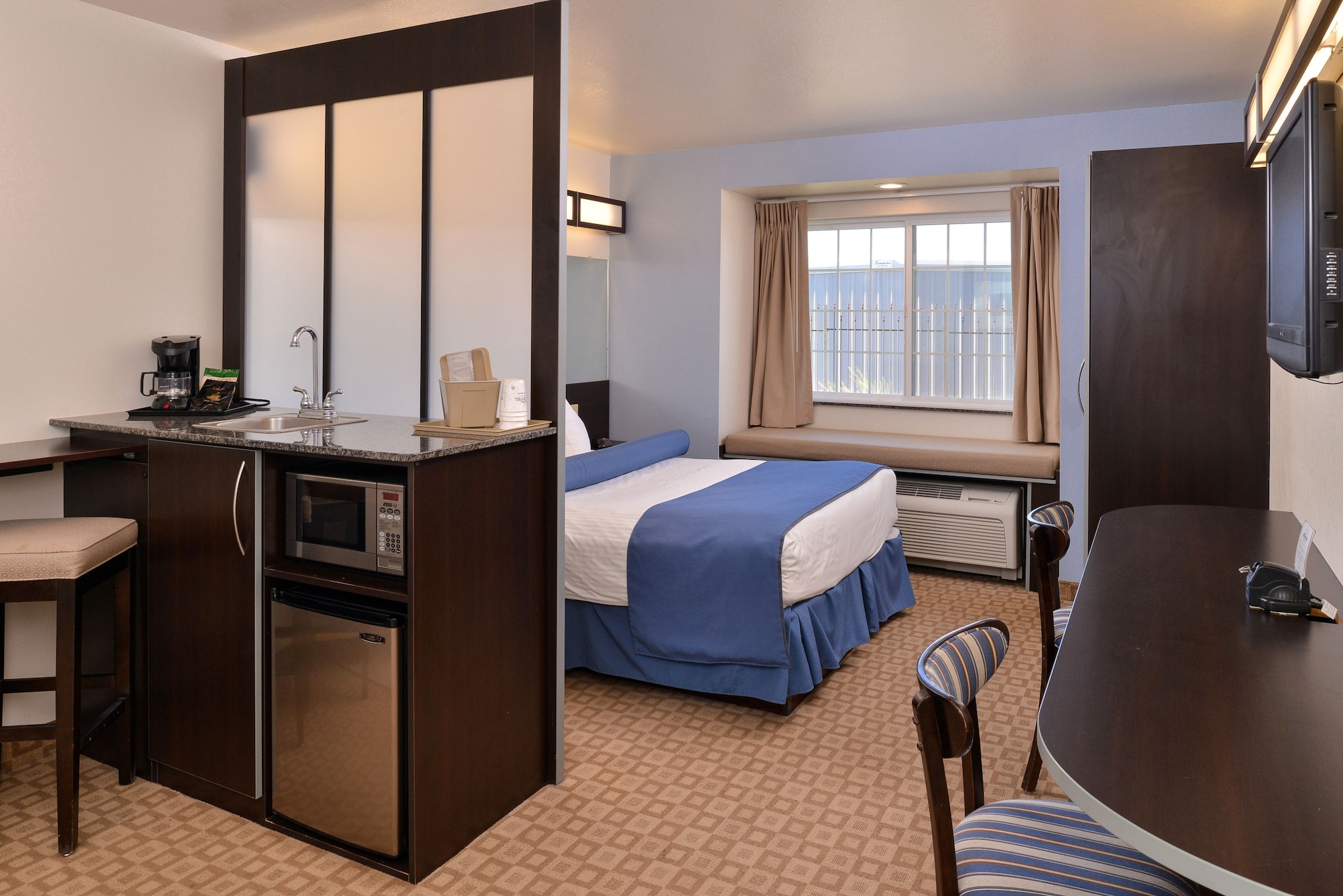 غرفة قياسية بسرير كوين، Microtel Inn Suites Klamath Falls 8/10