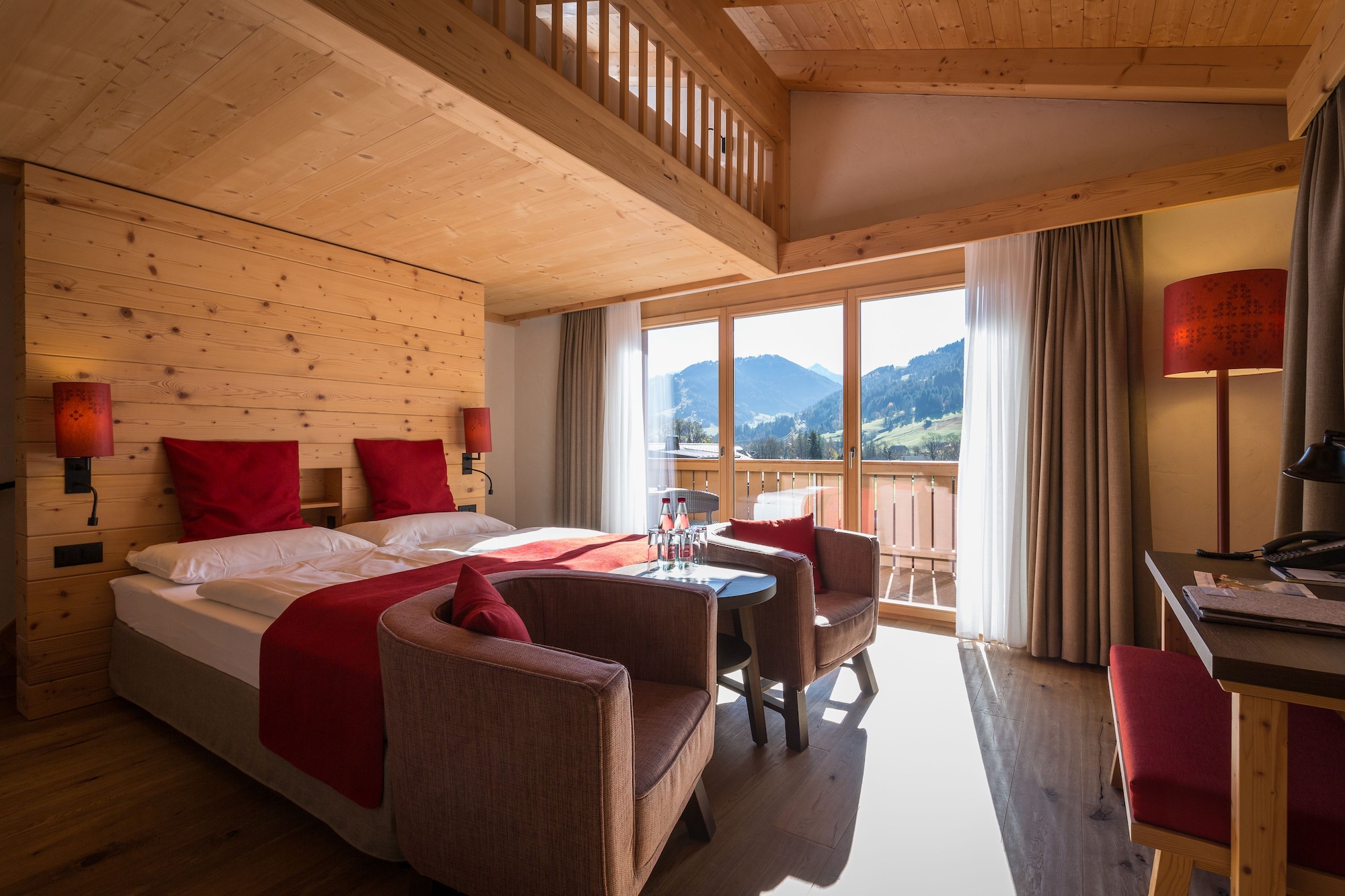 غرفة عائلية بسرير مزدوج بإطلالة على الجبل بشرفة بغرفة نوم واحدة مع أريكة، Hotel Spitzhorn 3/7