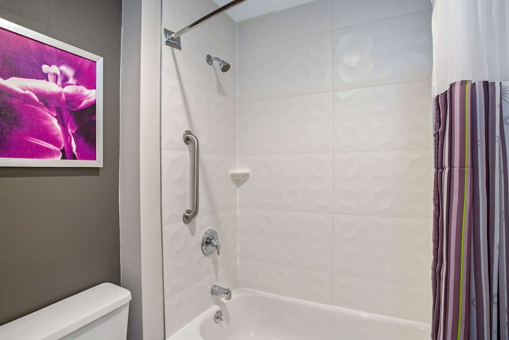 La Quinta Inn & Suites by Wyndham Hartford - Bradley Airport 23/47