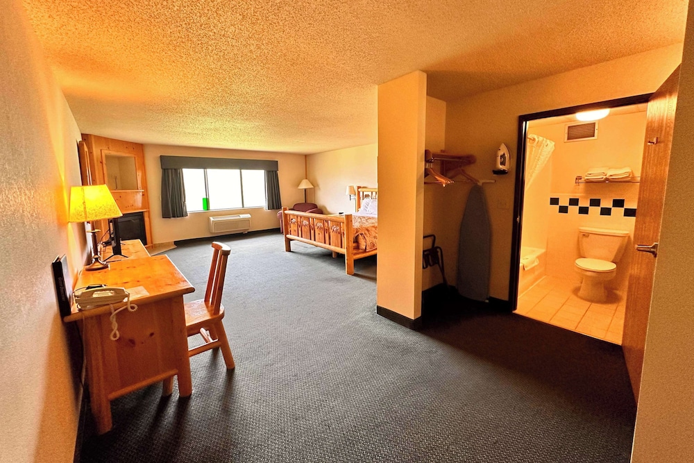 Shell Lake Lodge, a Travelodge by Wyndham 34/55