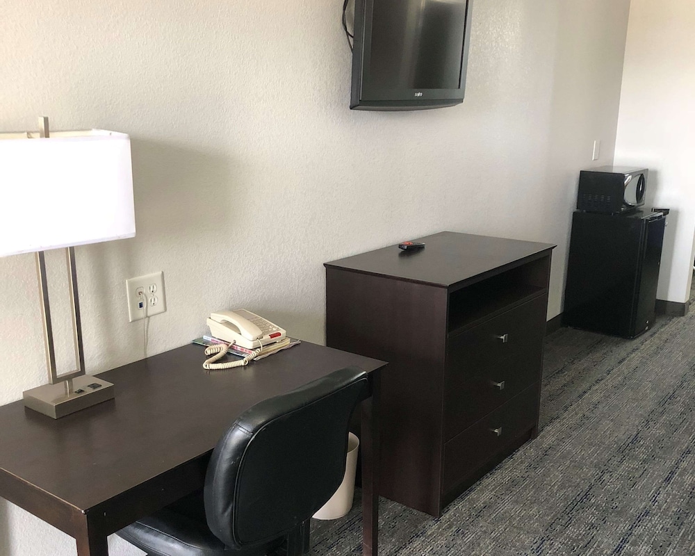 Executive Inn And Suites Joaquin 29/33