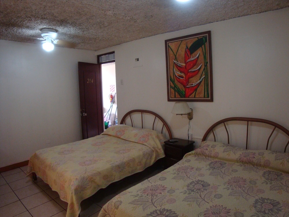La Guaria Inn And Suites Hotel 27/65