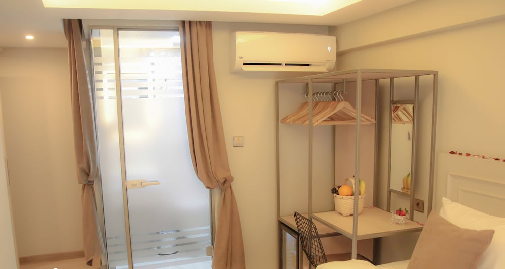 X Nellyi Boutique Hotel 50/50
