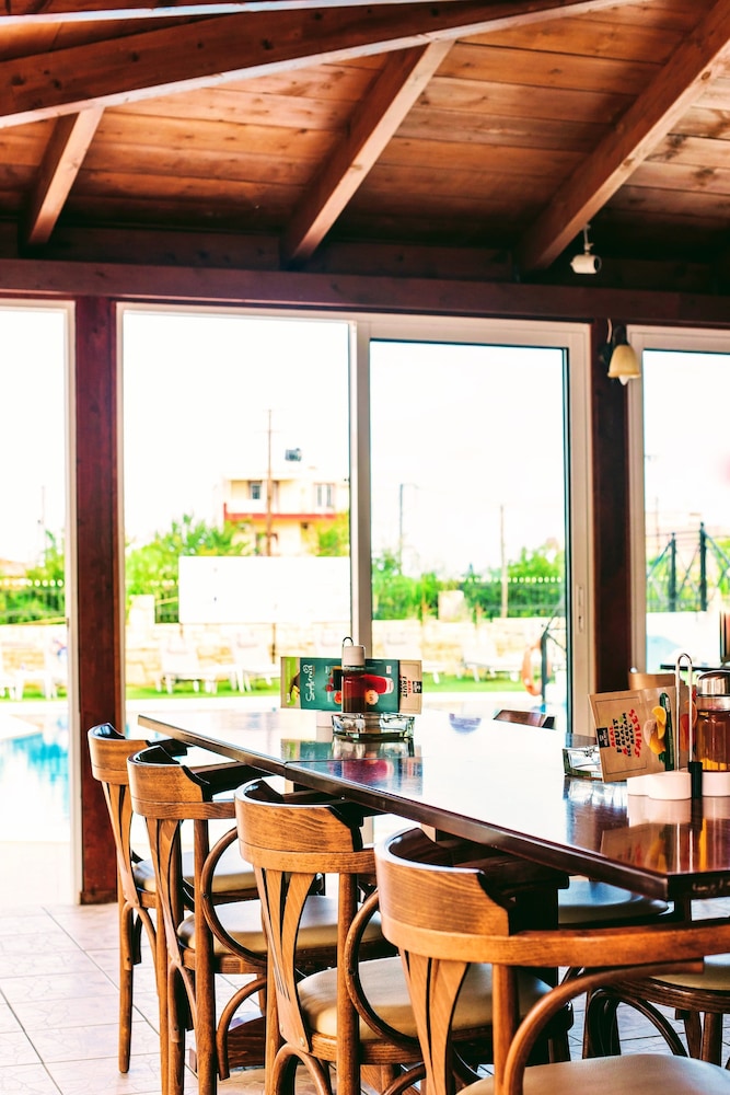 Yiannis Manos Hotel Resort 30/50