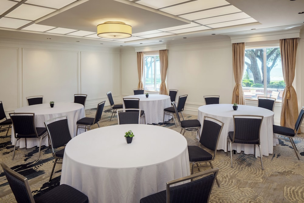 Holiday Inn Express Long Beach 55/63