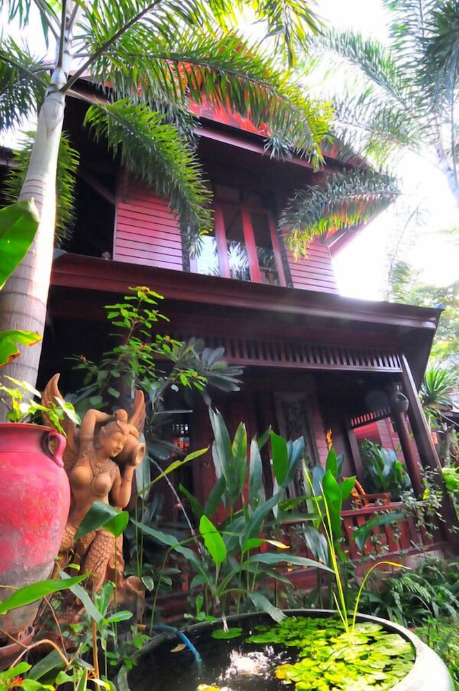 Ruen Kanok Thai House 2/33