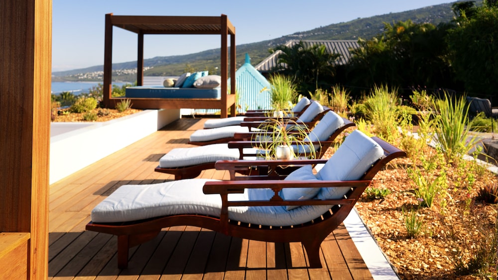 Blue Margouillat Seaview Hotel 32/35