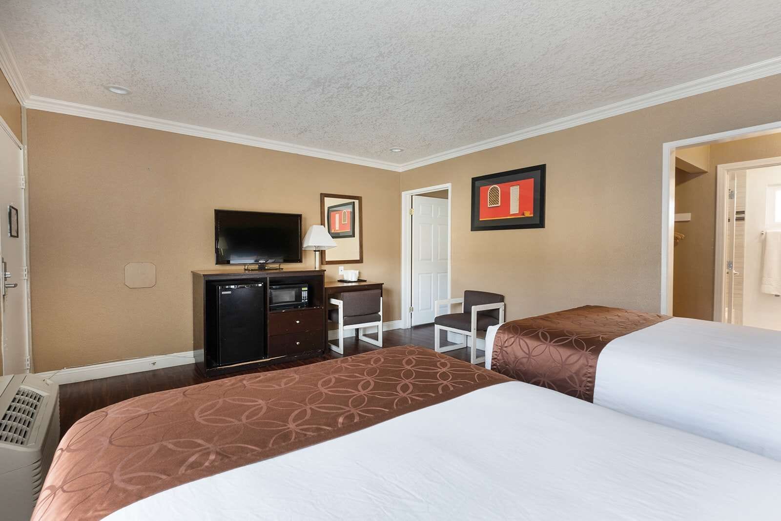 DELUXE, 2 QUEEN BEDS