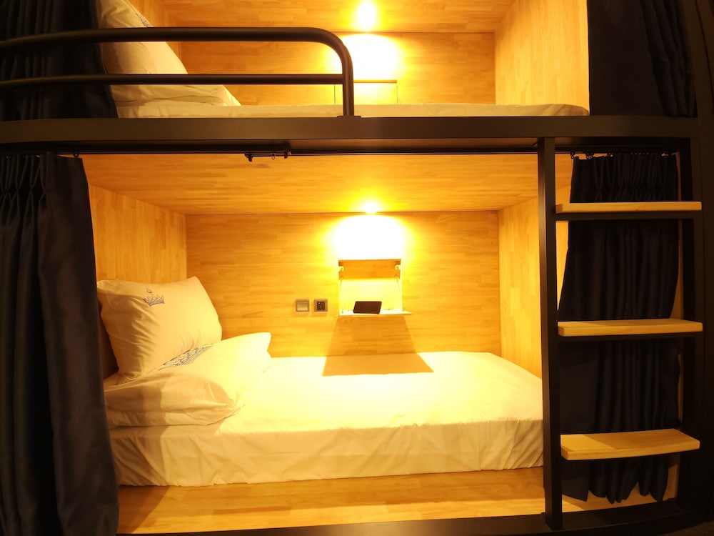 Female Dorm, Female Only, 8 People