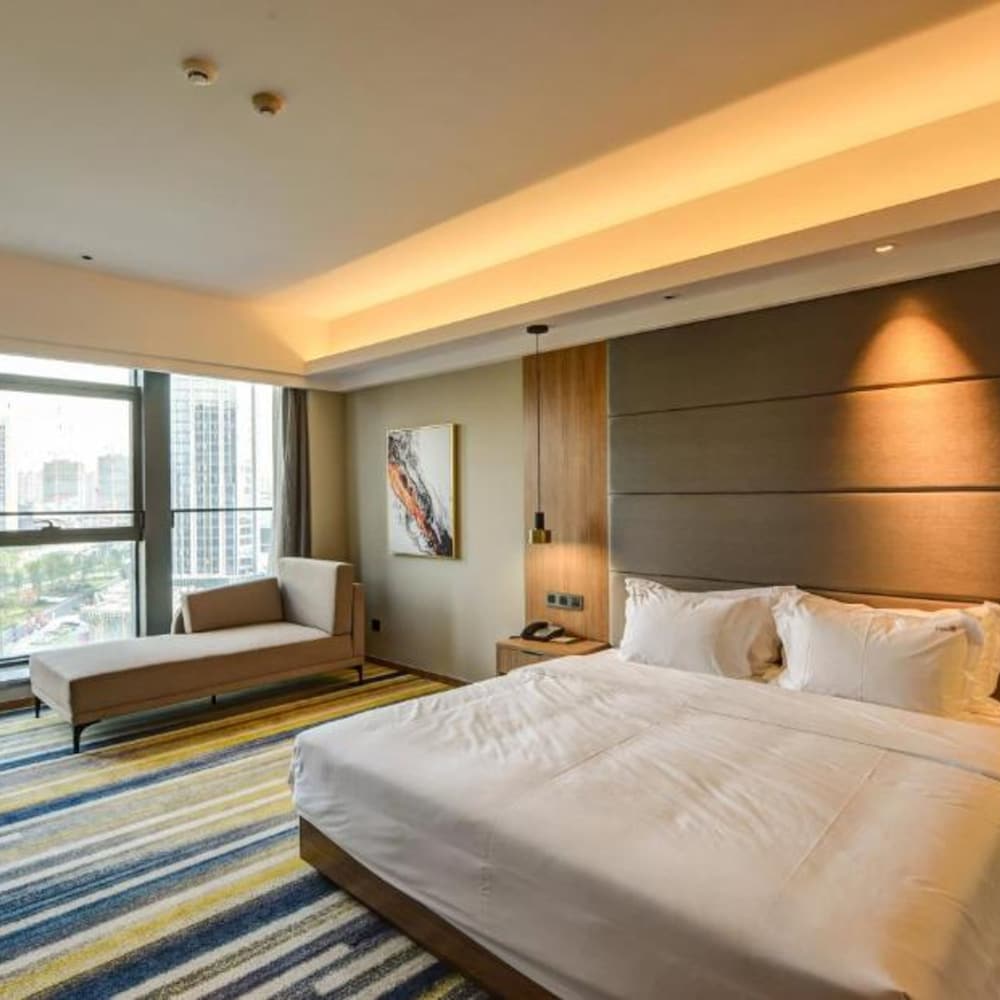 Holiday Inn Nantong Oasis International 24/78