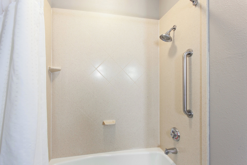 Holiday Inn Express Hotel & Suites Wharton 50/50