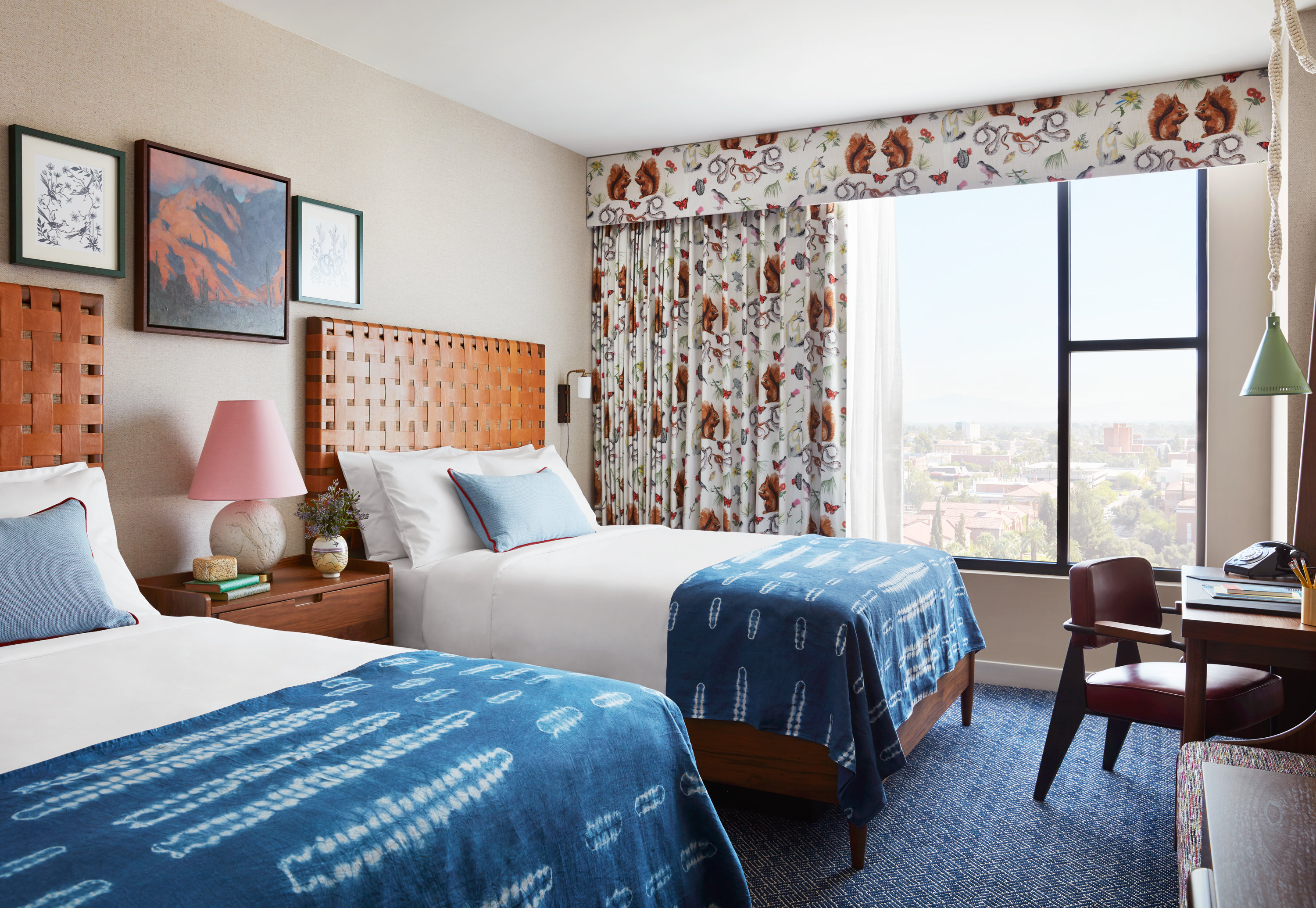 GRADUATE, 2 QUEEN BEDS