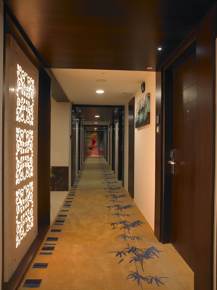 Blupetal A Business Hotel 18/40